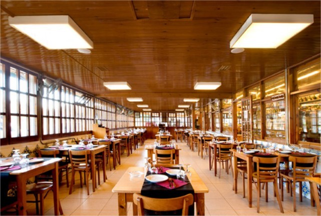 Imagen del comedor del restaurante 'La Pava' de Gav Mar (en el lado mar de la autova de Castelldefels) (Ao 2012) (web: www.grupolapava.com)